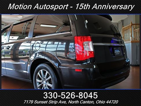 Used 2015 Chrysler Town & Country S w/ Driver Convenience Group FWD image 8