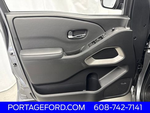 Used 2024 Nissan Frontier SL w/ Technology Package AWD/4WD image 15