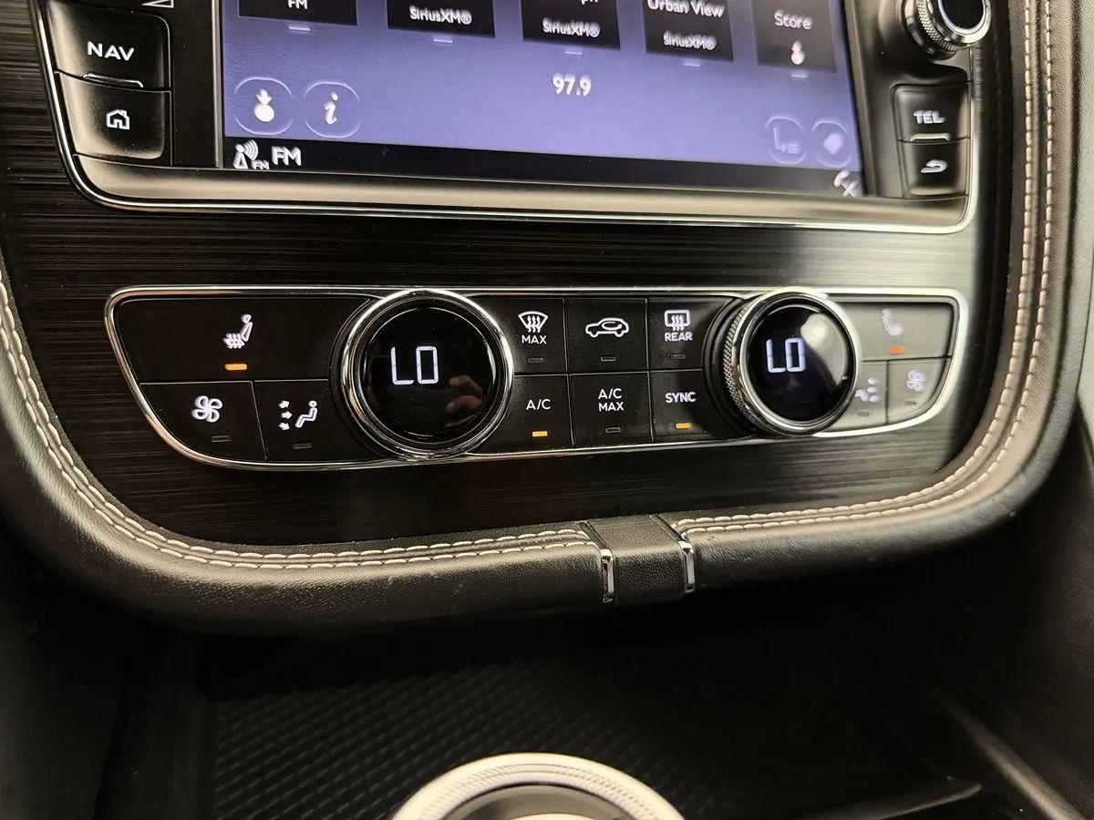 Used 2017 Bentley Bentayga AWD/4WD image 30