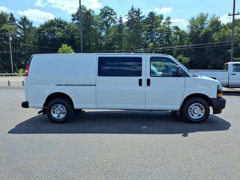 Used 2018 Chevrolet Express 3500 Extended w/ Driver Convenience Package RWD image 4