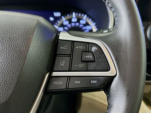 Used 2023 Toyota Highlander XLE AWD/4WD image 17