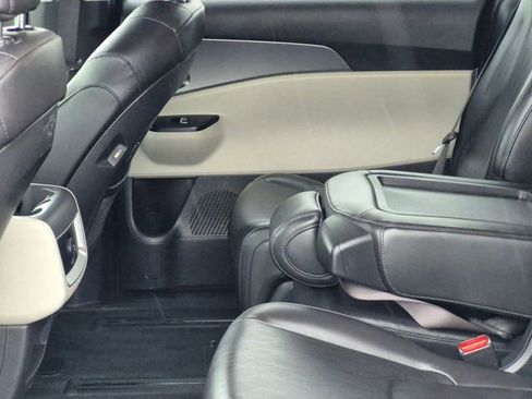 Used 2024 Kia Carnival LX image 18
