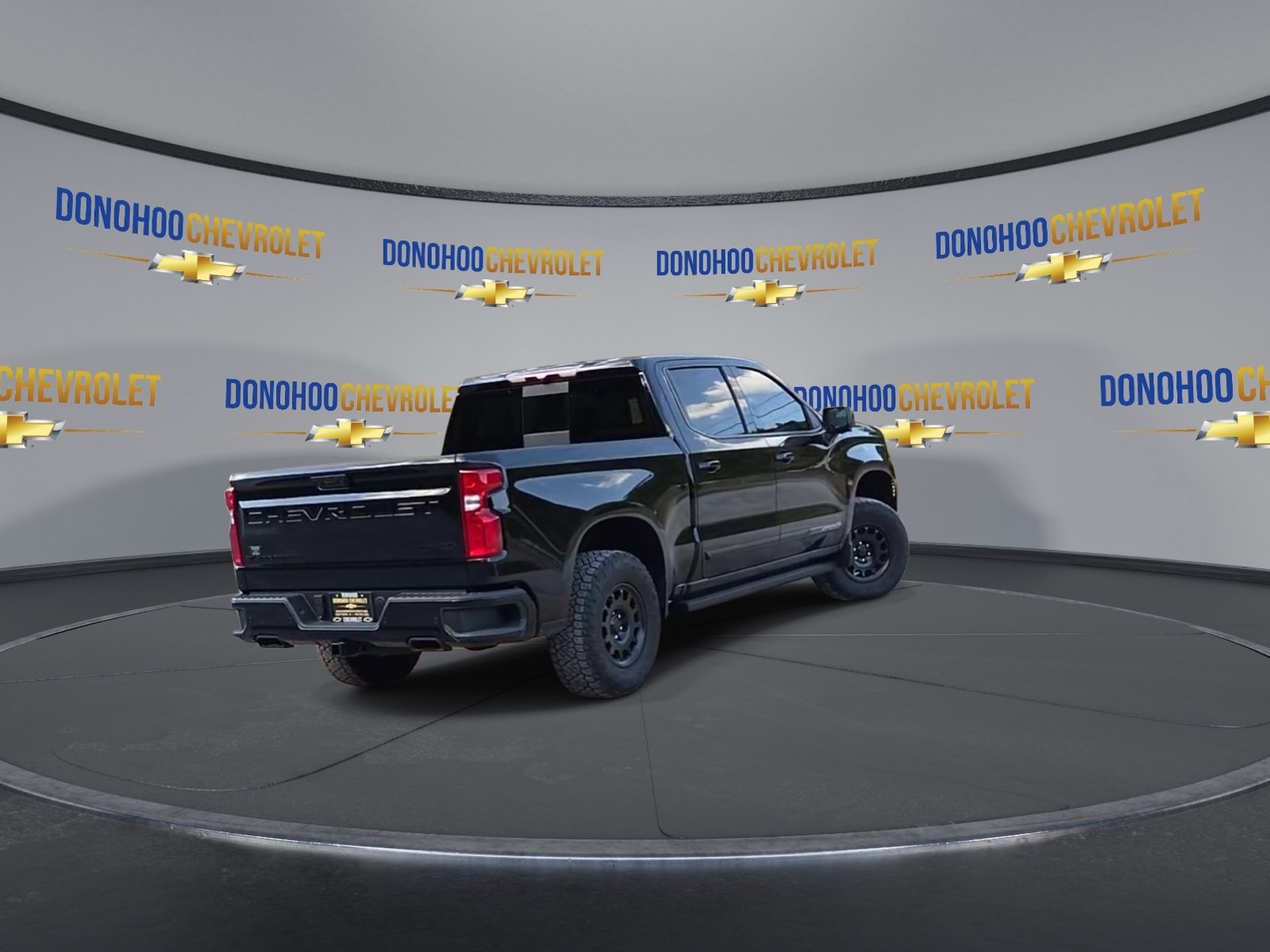 Used 2025 Chevrolet Silverado 1500 High Country w/ Midnight Edition AWD/4WD image 9