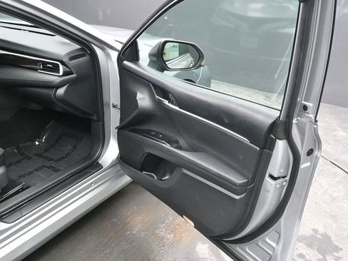 Used 2018 Toyota Camry LE image 10