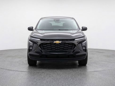 Used 2025 Chevrolet Blazer LT FWD image 2