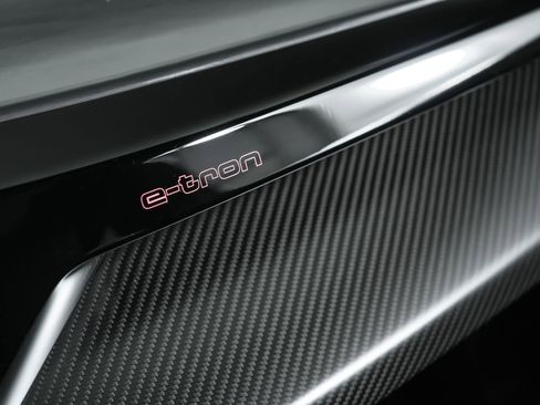 Used 2022 Audi e-tron GT Prestige image 34