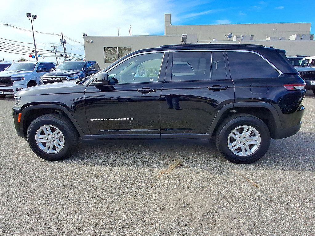 Used 2025 Jeep Grand Cherokee Laredo w/ Luxury Tech Group I AWD/4WD image 5