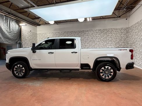 Used 2024 Chevrolet Silverado 2500 Custom w/ Custom Value Package image 5