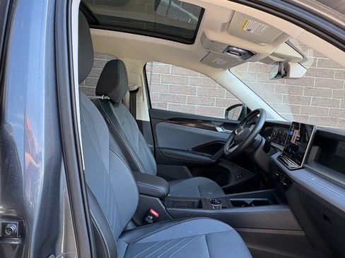 Used 2025 Volkswagen Tiguan SE w/ Panoramic Sunroof Package AWD/4WD image 30