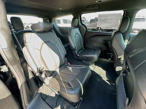 New 2027 Chrysler Pacifica Select FWD image 34
