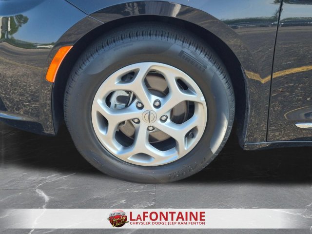 Used 2023 Chrysler Pacifica Limited FWD image 35