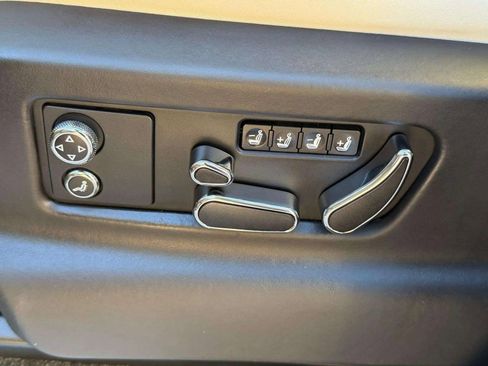 Certified 2022 Bentley Bentayga image 38