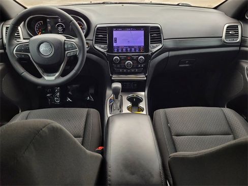 Used 2019 Jeep Grand Cherokee Laredo w/ 18" Wheel & 8.4" Radio Group image 12