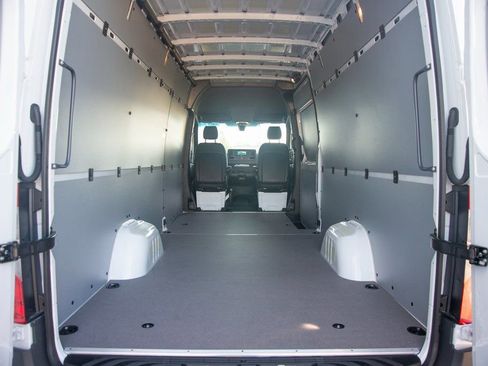 Used 2024 Mercedes-Benz Sprinter 2500 image 36