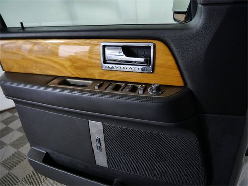 Used 2013 Lincoln Navigator L 4WD image 25