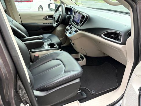 Used 2023 Chrysler Pacifica Touring-L FWD image 8