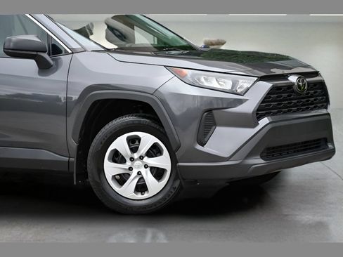 Used 2021 Toyota RAV4 LE AWD/4WD image 10