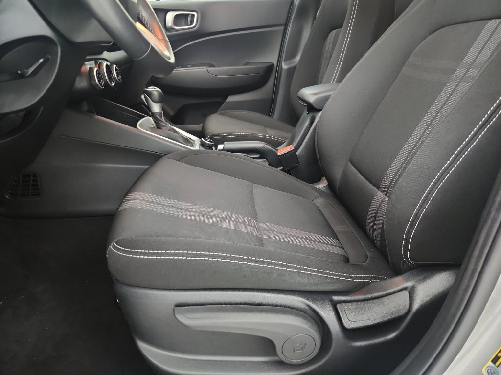 Used 2025 Hyundai Venue SEL FWD image 21