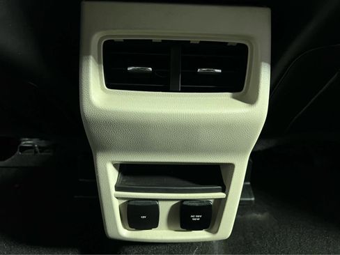 Used 2019 Ford Edge Titanium w/ Cold Weather Package image 10