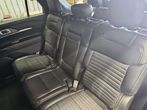 Used 2025 Ford Explorer ST-Line w/ ST-Line Street Pack image 13
