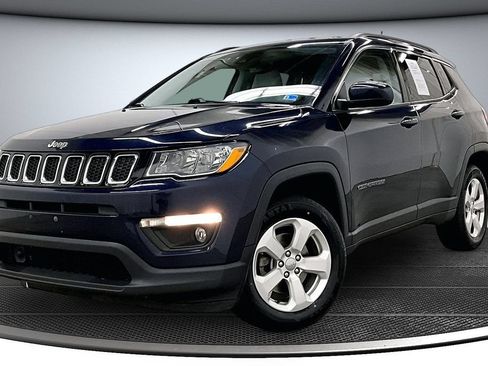 Used 2019 Jeep Compass Latitude w/ Popular Equipment Group AWD/4WD image 3