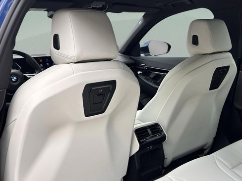 Used 2025 BMW 530i xDrive w/ Premium Package image 27