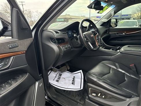 Used 2018 Cadillac Escalade Luxury image 12