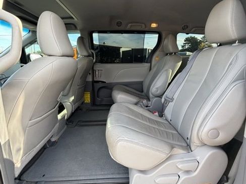 Used 2013 Toyota Sienna XLE image 11