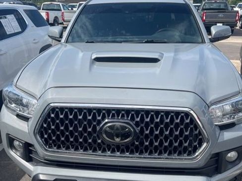 Used 2019 Toyota Tacoma TRD Sport AWD/4WD image 2
