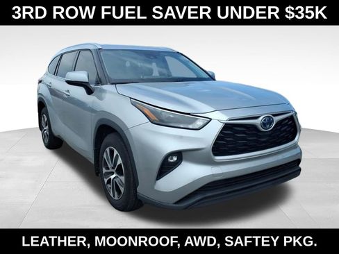 Used 2022 Toyota Highlander XLE AWD/4WD image 2