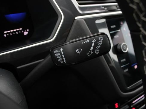 Used 2024 Volkswagen Tiguan SE w/ Panoramic Sunroof Package image 16