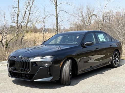Used 2025 BMW 760i xDrive image 3