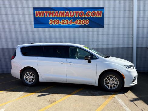 Used 2024 Chrysler Pacifica Touring-L FWD image 3