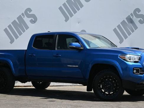 Used 2018 Toyota Tacoma TRD Sport w/ Technology Package RWD image 3