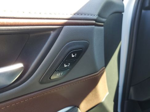 Used 2024 Toyota Venza Limited image 23