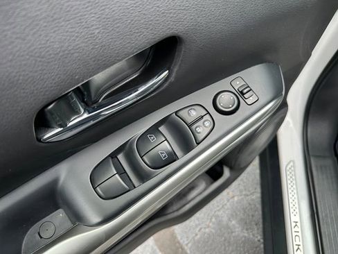 Used 2019 Nissan Kicks SR w/ SR Premium Package FWD image 19