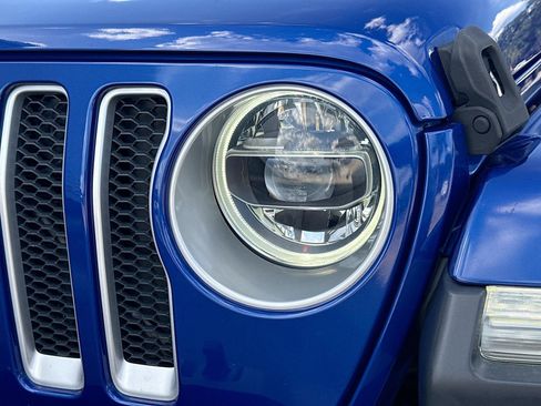 Used 2018 Jeep Wrangler Unlimited Sahara AWD/4WD image 9