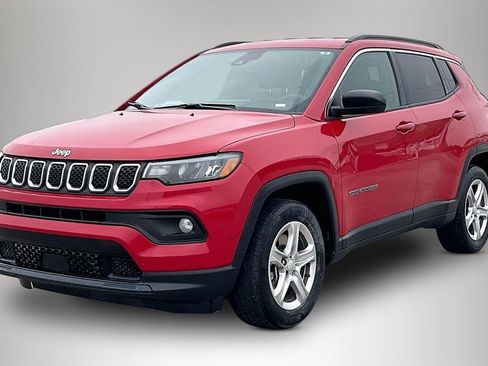 Used 2024 Jeep Compass Latitude AWD/4WD image 2