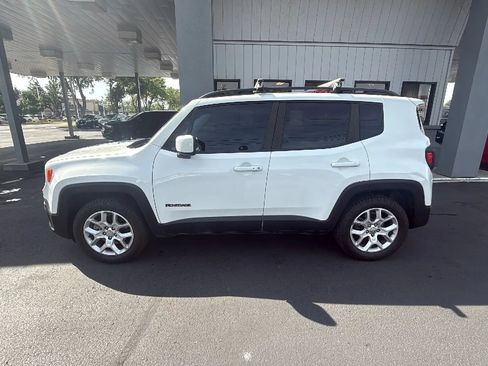 Used 2017 Jeep Renegade Latitude FWD image 3