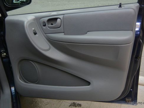Used 2006 Chrysler Town & Country FWD image 8