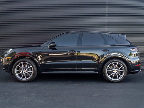 Certified 2025 Porsche Cayenne AWD/4WD image 2