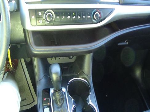 Used 2019 Toyota Highlander LE image 22