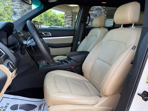 Used 2016 Ford Explorer XLT w/ Equipment Group 202A FWD image 10