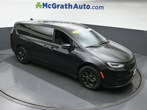 Used 2023 Chrysler Pacifica Limited w/ S Appearance Package image 3