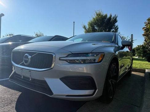 Used 2020 Volvo S60 T6 Momentum AWD/4WD image 2