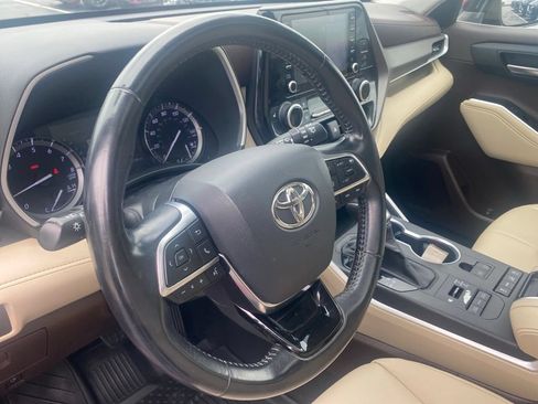 Used 2020 Toyota Highlander XLE AWD/4WD image 20
