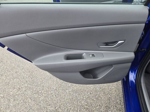 Used 2025 Hyundai Elantra SE FWD image 23