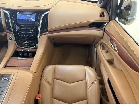 Used 2017 Cadillac Escalade Platinum image 28