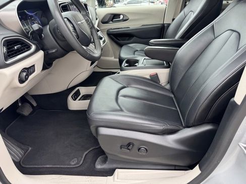 Used 2024 Chrysler Pacifica Touring-L image 19