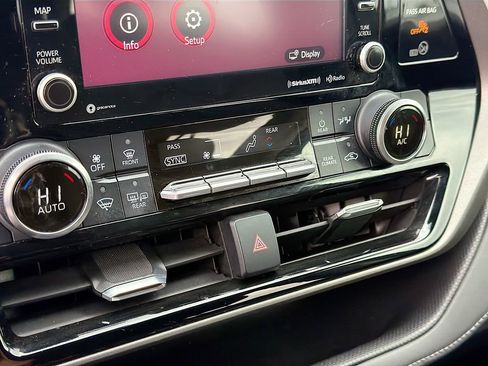 Used 2022 Toyota Highlander LE image 33